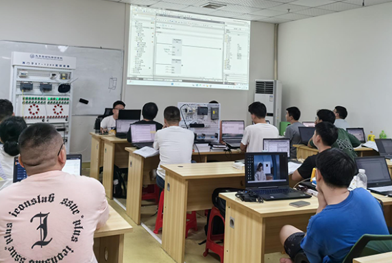 国内深圳【零基础入门】工业机器人编程培训学校实力一览