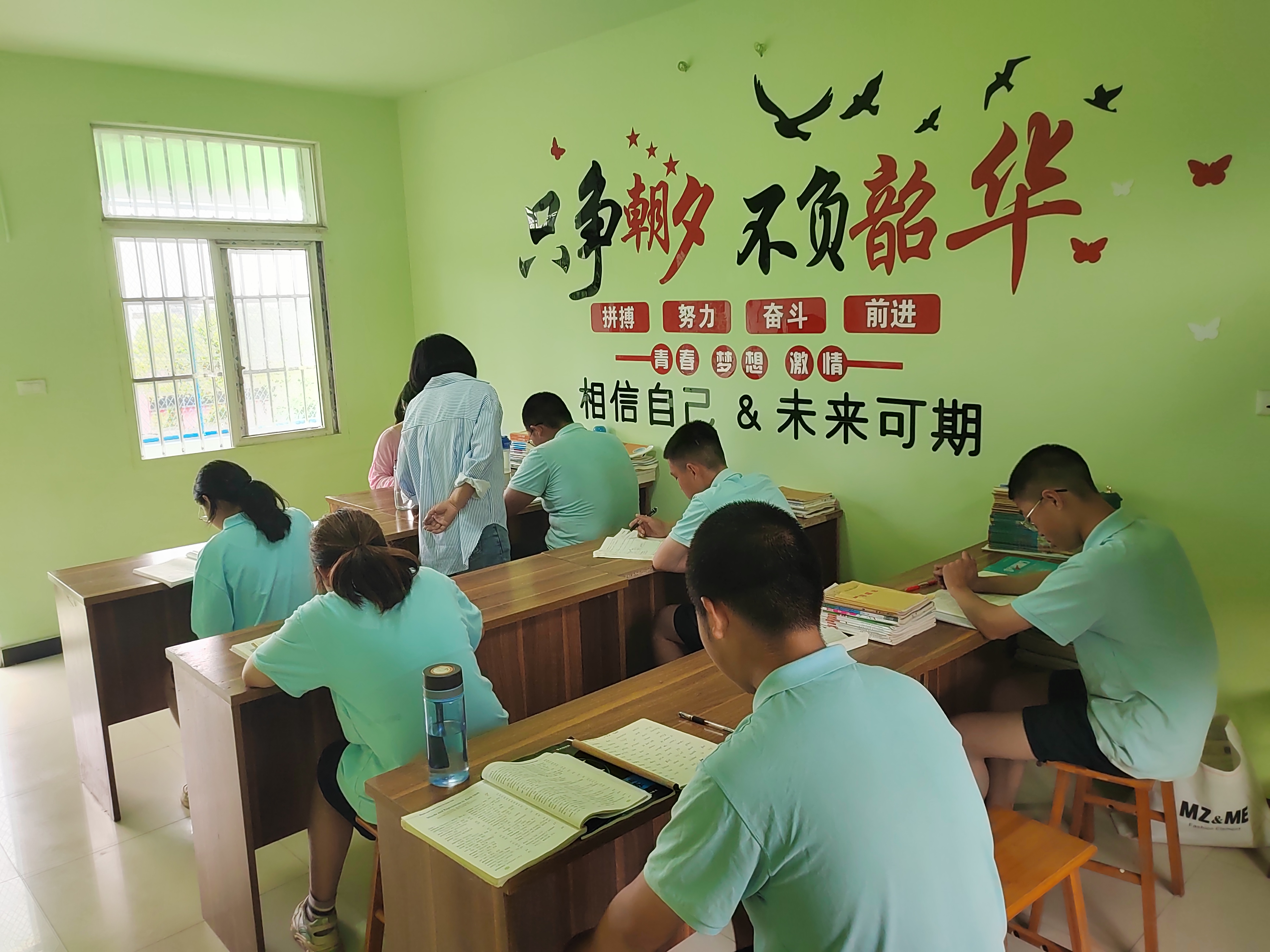 湖北武汉青少年逃学逃课叛逆...